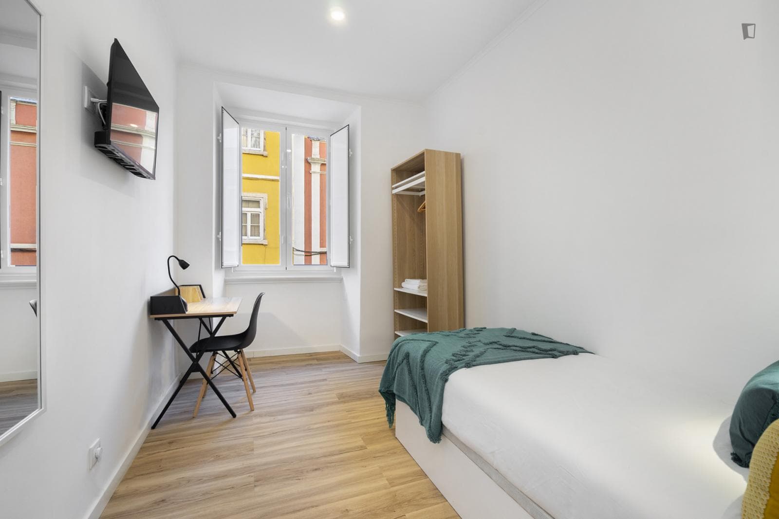 Comfortable single bedroom next to Arroios metro station photo 1