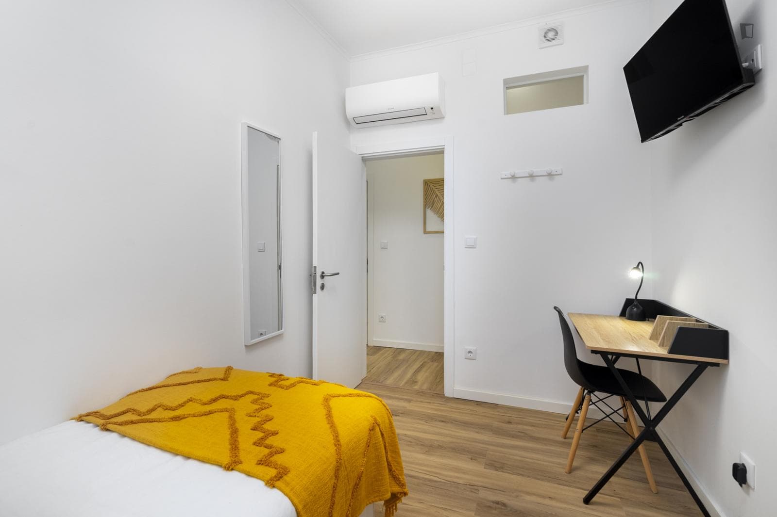 Lovely single bedroom in a 6-bedroom flat photo 1