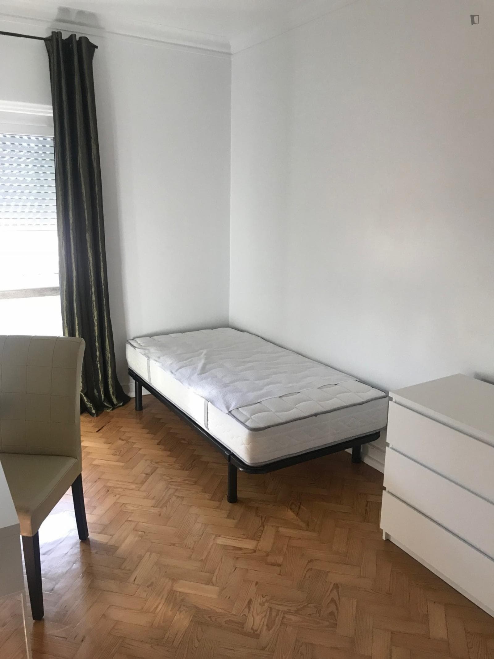 Great single bedroom in Entrecampos photo 1