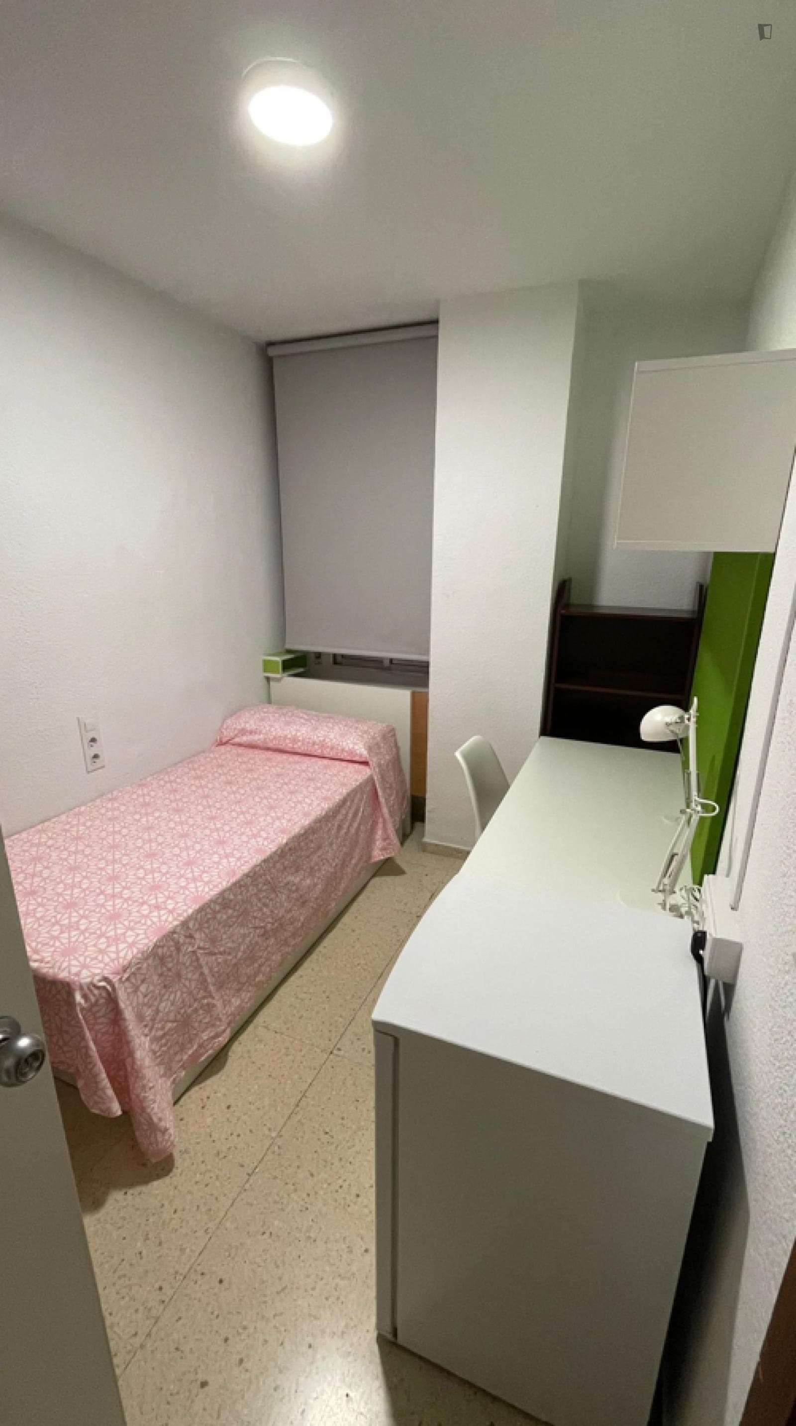 Neat single bedroom in Camino da Ronda photo 1