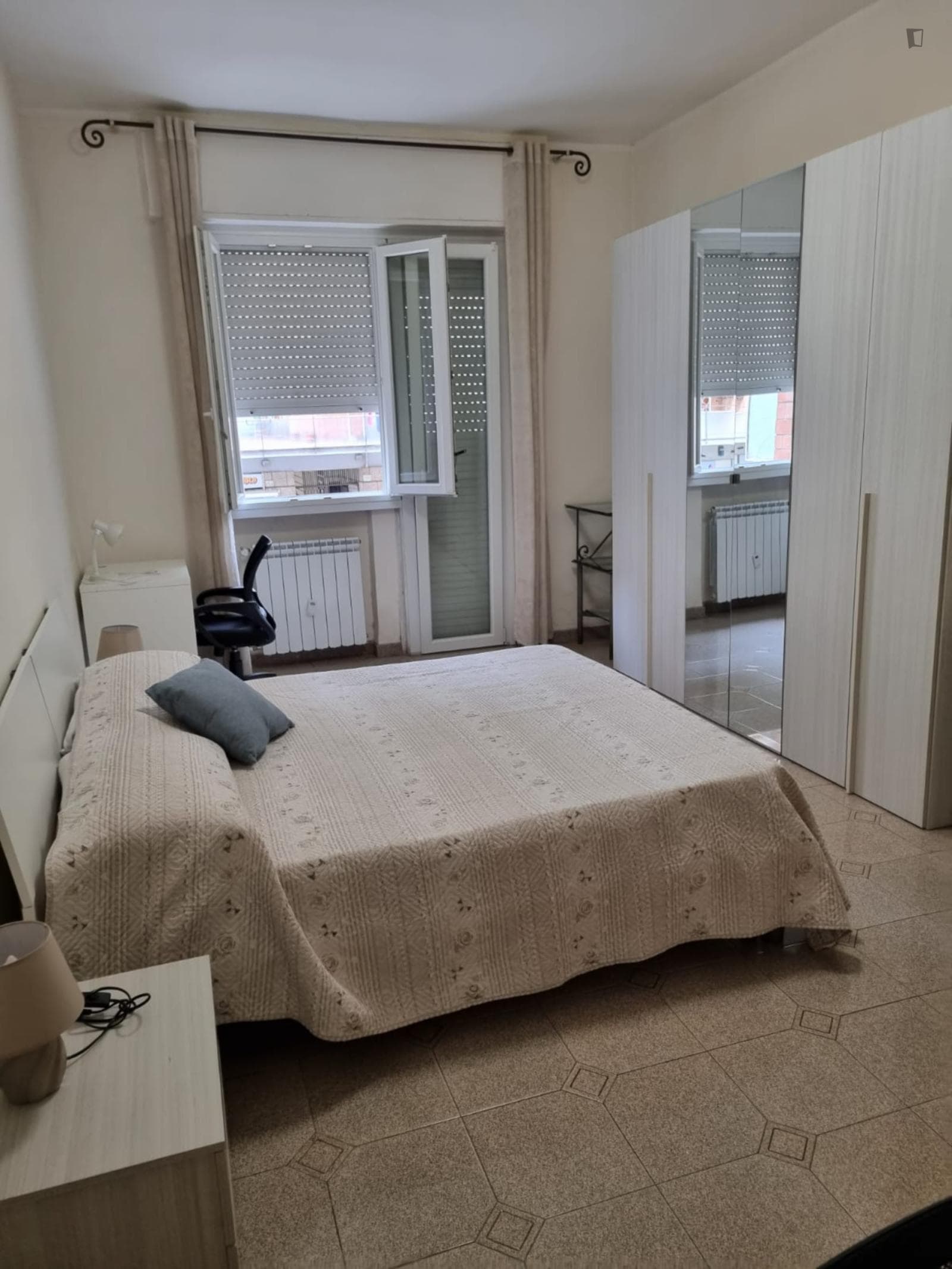 Welcoming Double Bedroom in a 3-bedroom apartment close to Parco degli Acquedotti photo 1