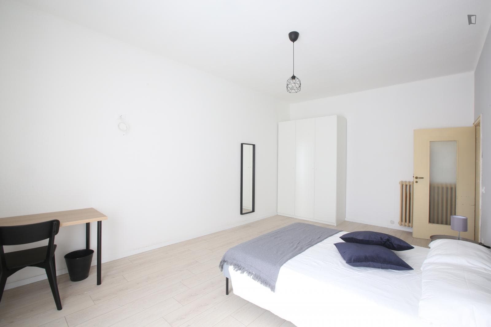 Restful double bedroom in proximity to Parco XXII Aprile photo 1