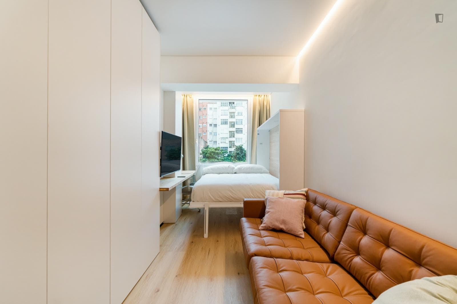 Delightful double bedroom next to Areeiro metro photo 1
