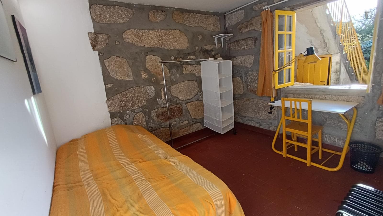 Single bedroom in 5-bedroom house photo 1