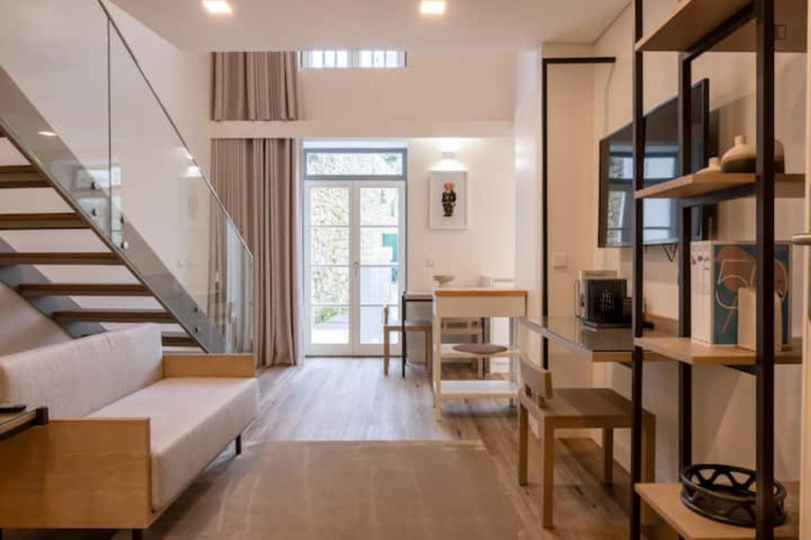 Bright 1-bedroom loft near Jardim do Morro photo 1