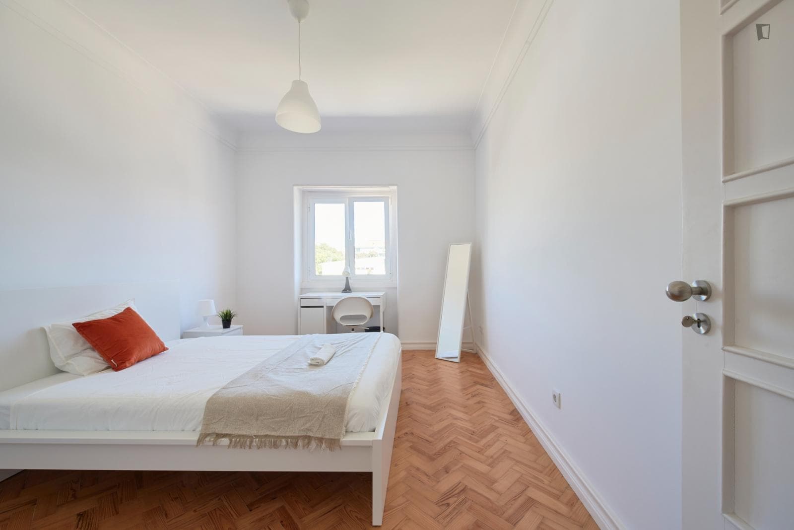 Fabulous double bedroom in 9-bedroom apartment photo 1