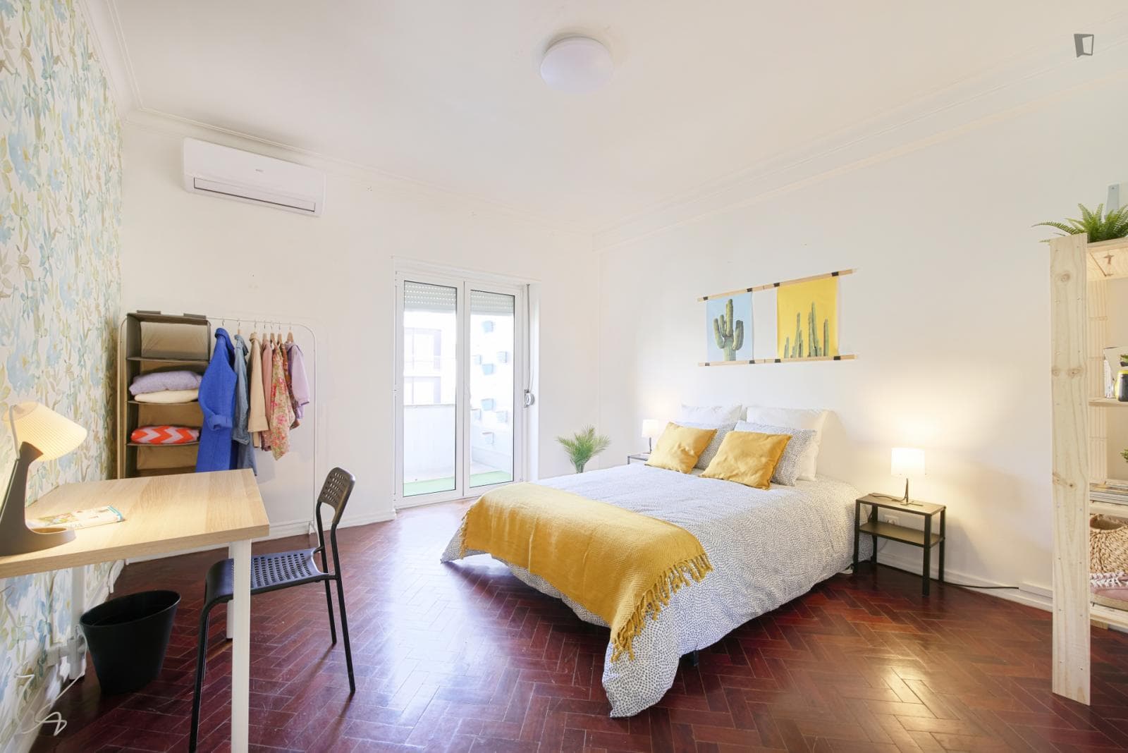 Spacious double bedroom close to Lisbon downtown center photo 1