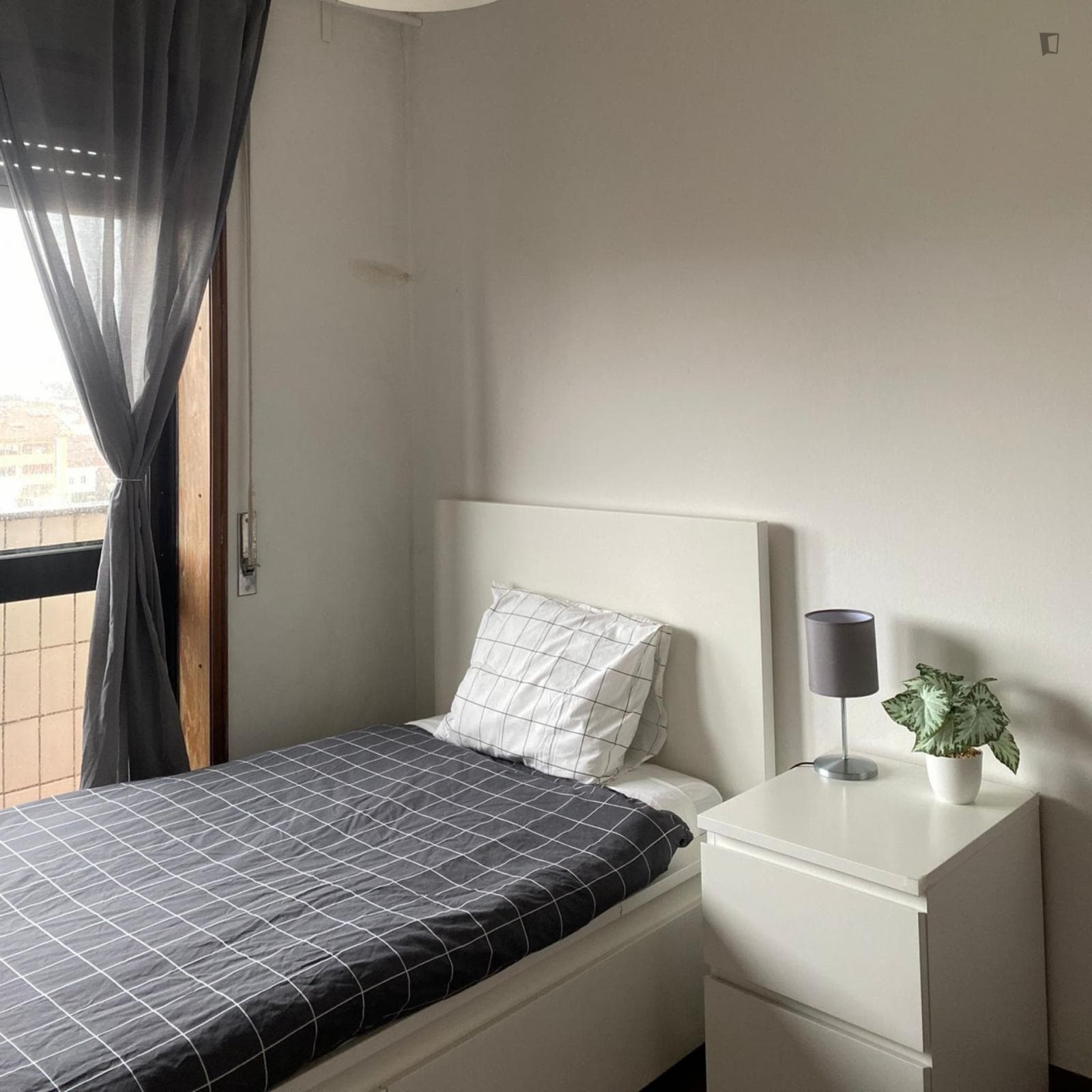 Single bedroom, with balcony, in 5-bedroom apartment photo 1