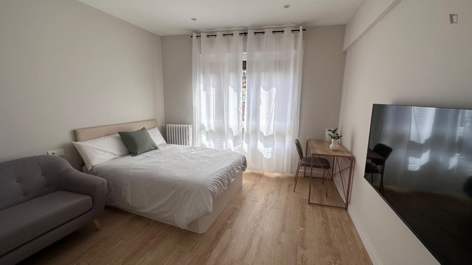 Bright double bedroom in the center of Bilbao photo 1