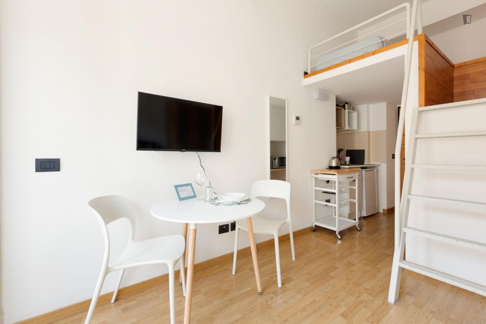 Bright studio flat in Zona Magenta photo 1