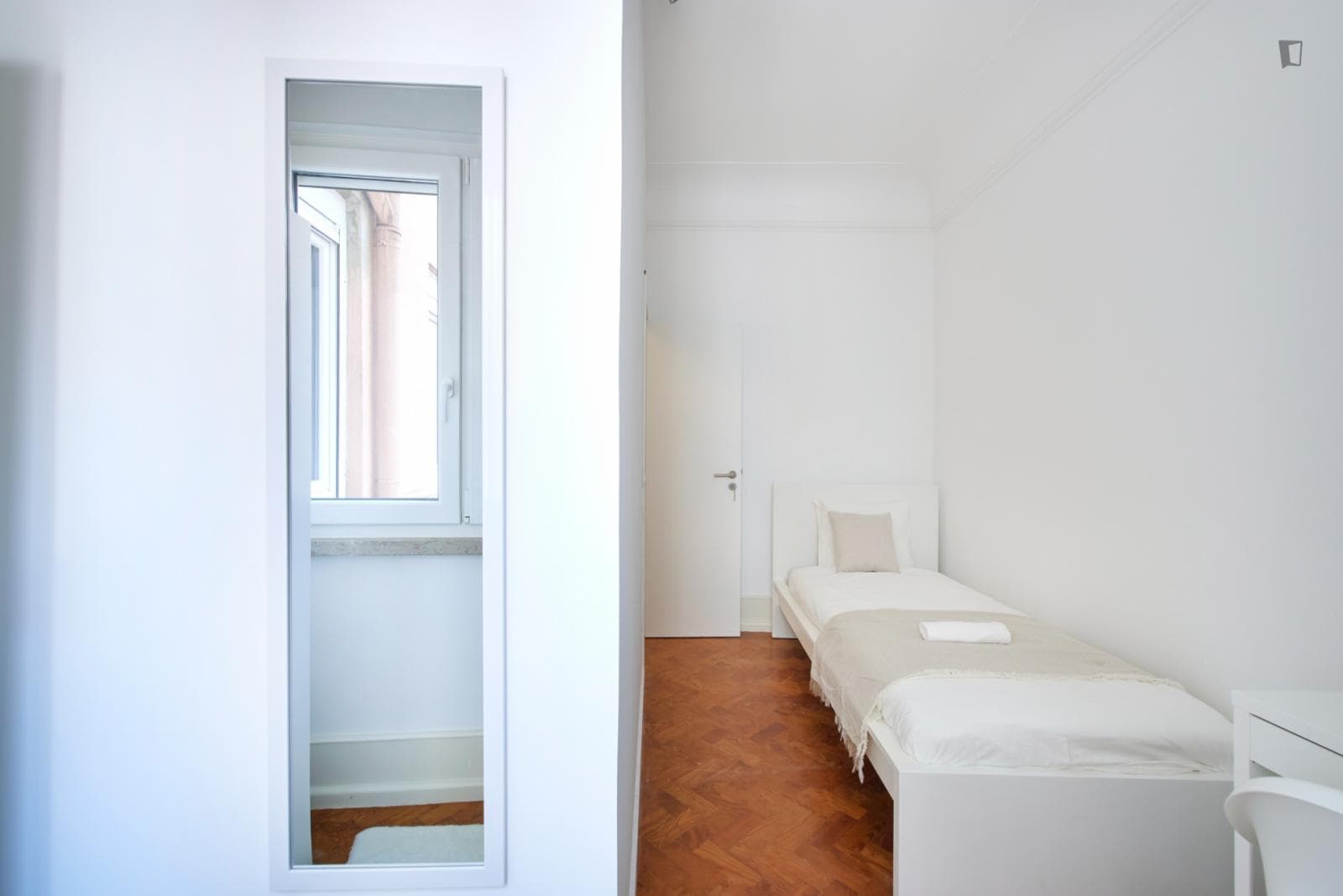 Comfortable single bedroom close to Marquês de Pombal metro photo 1