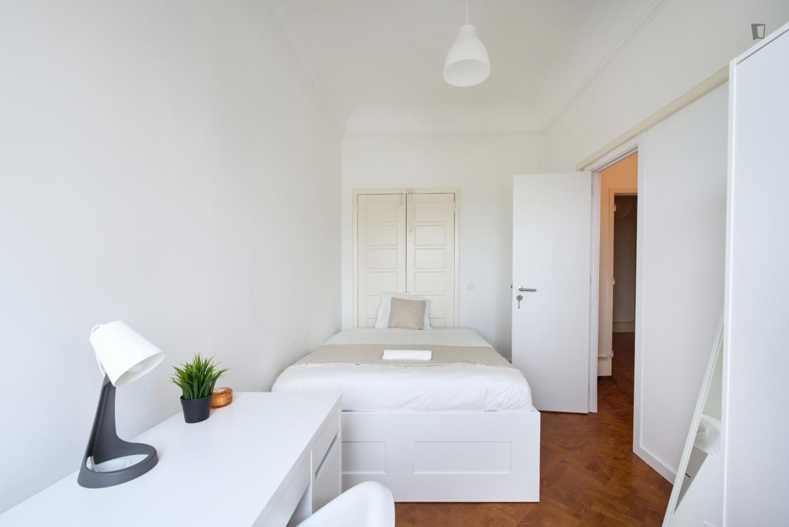 Lovely double bedroom close to Marquês de Pombal metro station photo 1