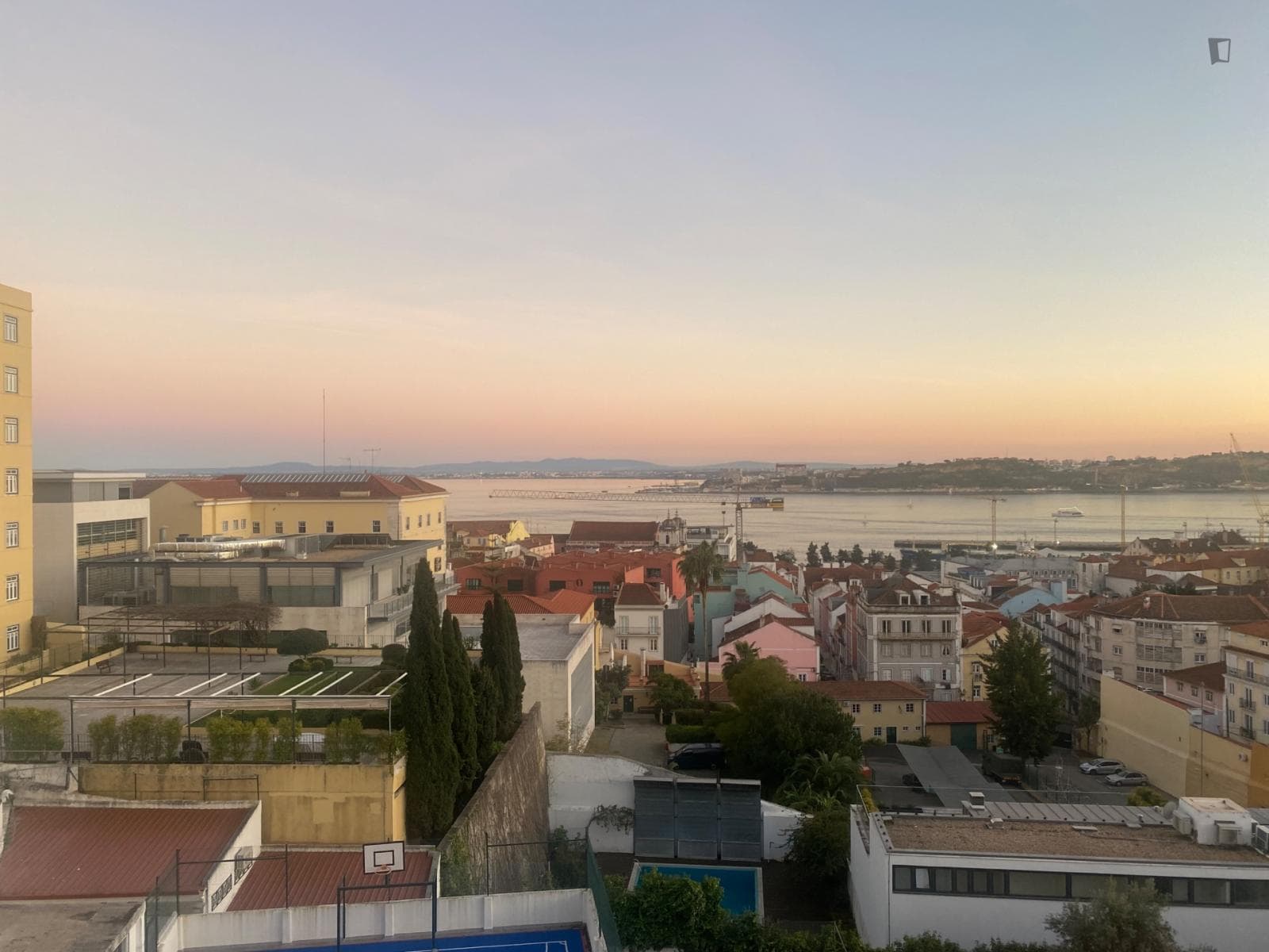 Pleasant double bedroom close to Museu da Marioneta  photo 1