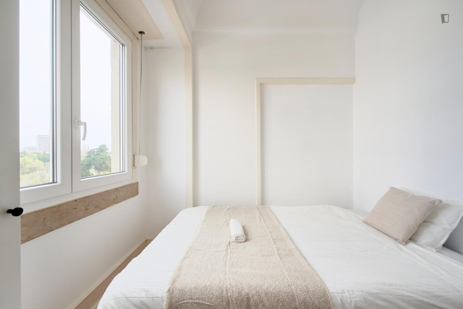 Sunny single bedroom in a 7-bedroom flat  photo 1