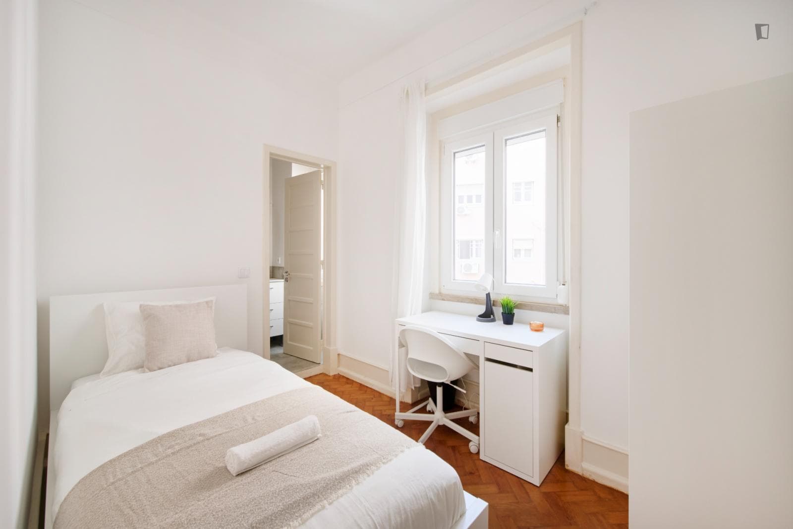 Excellent single ensuite bedroom  photo 1