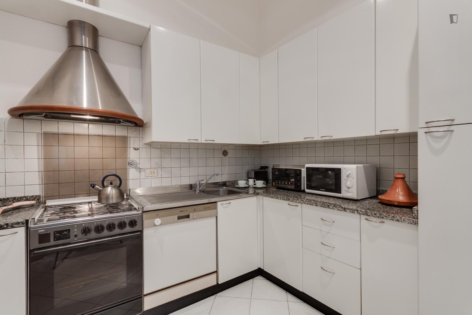Typical 2-bedroom flat near the University Architecture Department photo 1