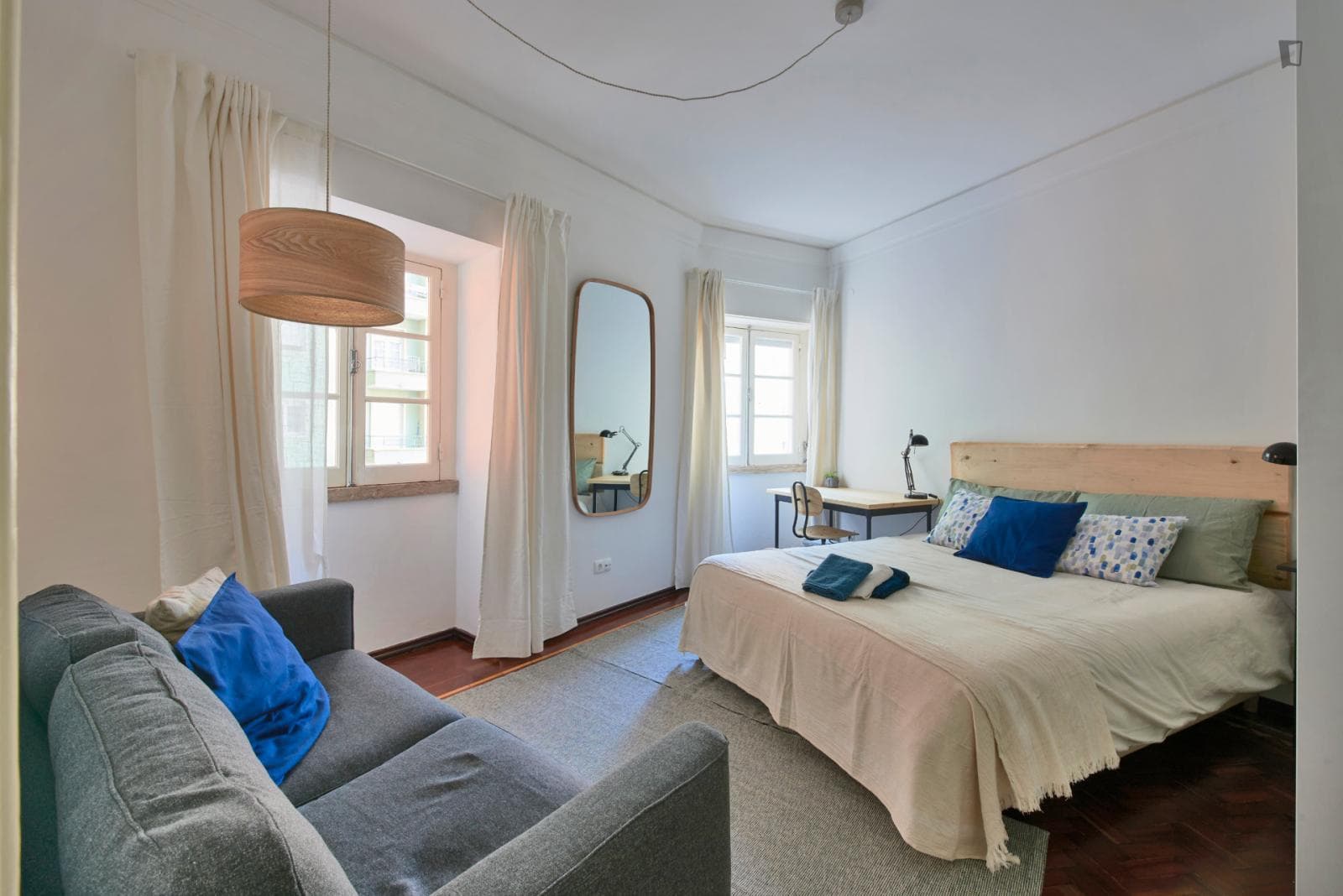 Spacious double bedroom in Arroios photo 1
