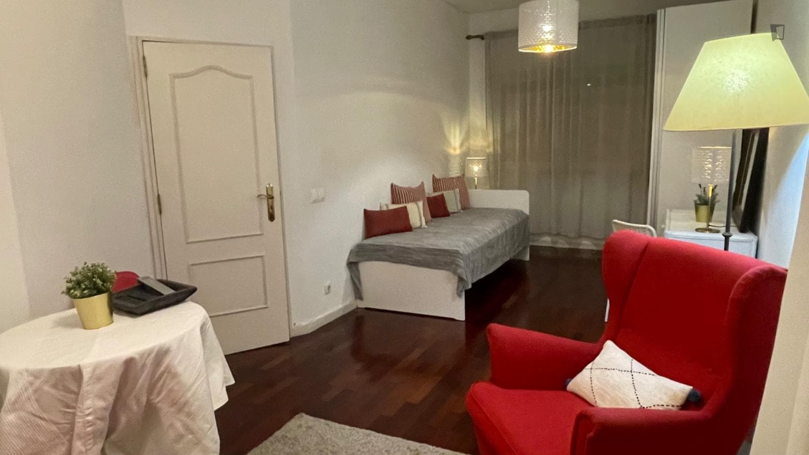 Big single bedroom near the Alto dos Moinhos metro photo 1