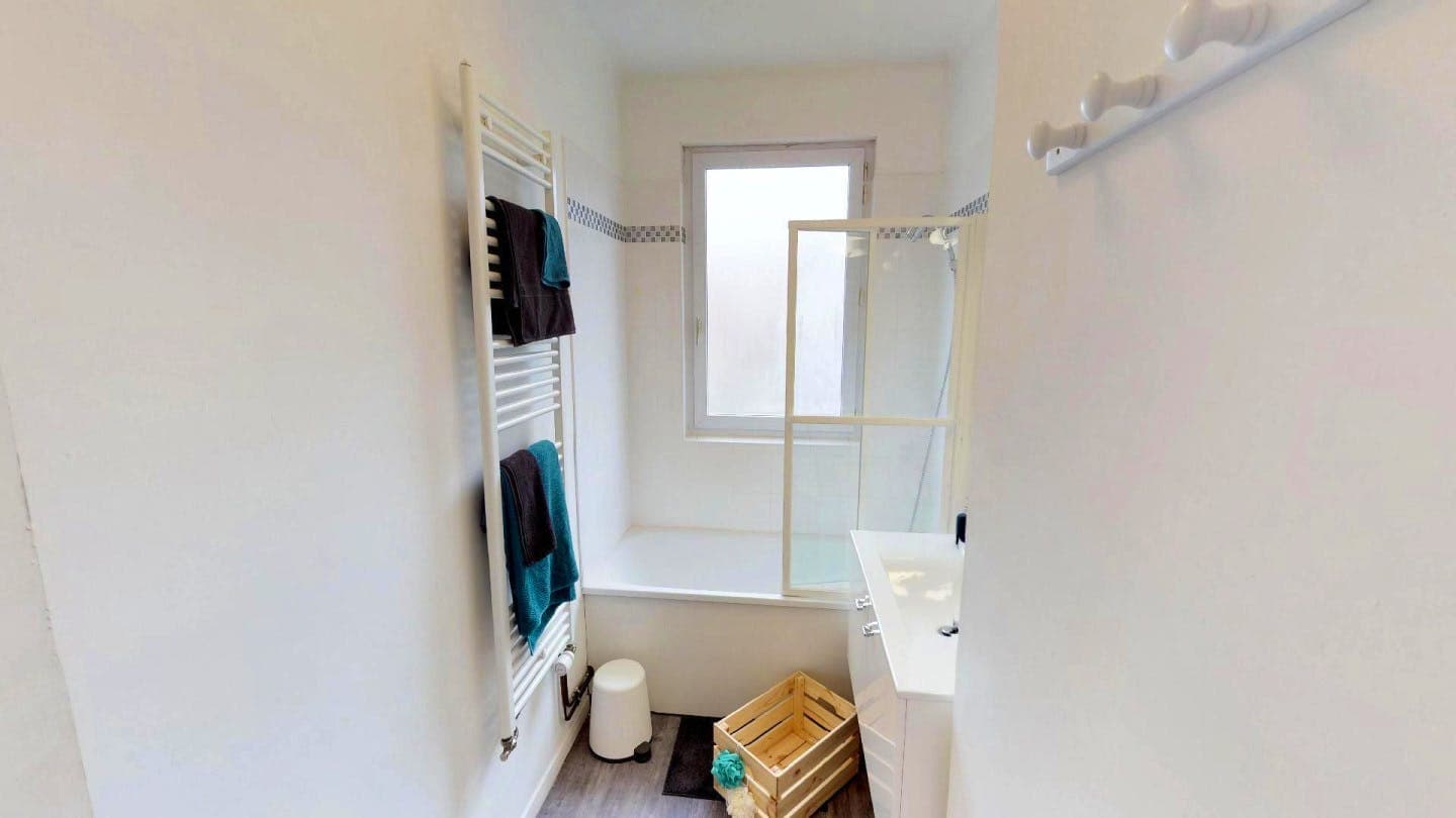 4-Bed Apartment on Rue de la Prte d'Ypres photo 1