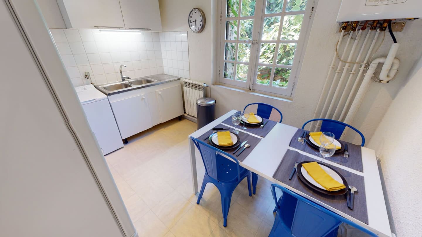 4-Bed Apartment on rue du Faubourg du Courreau photo 1