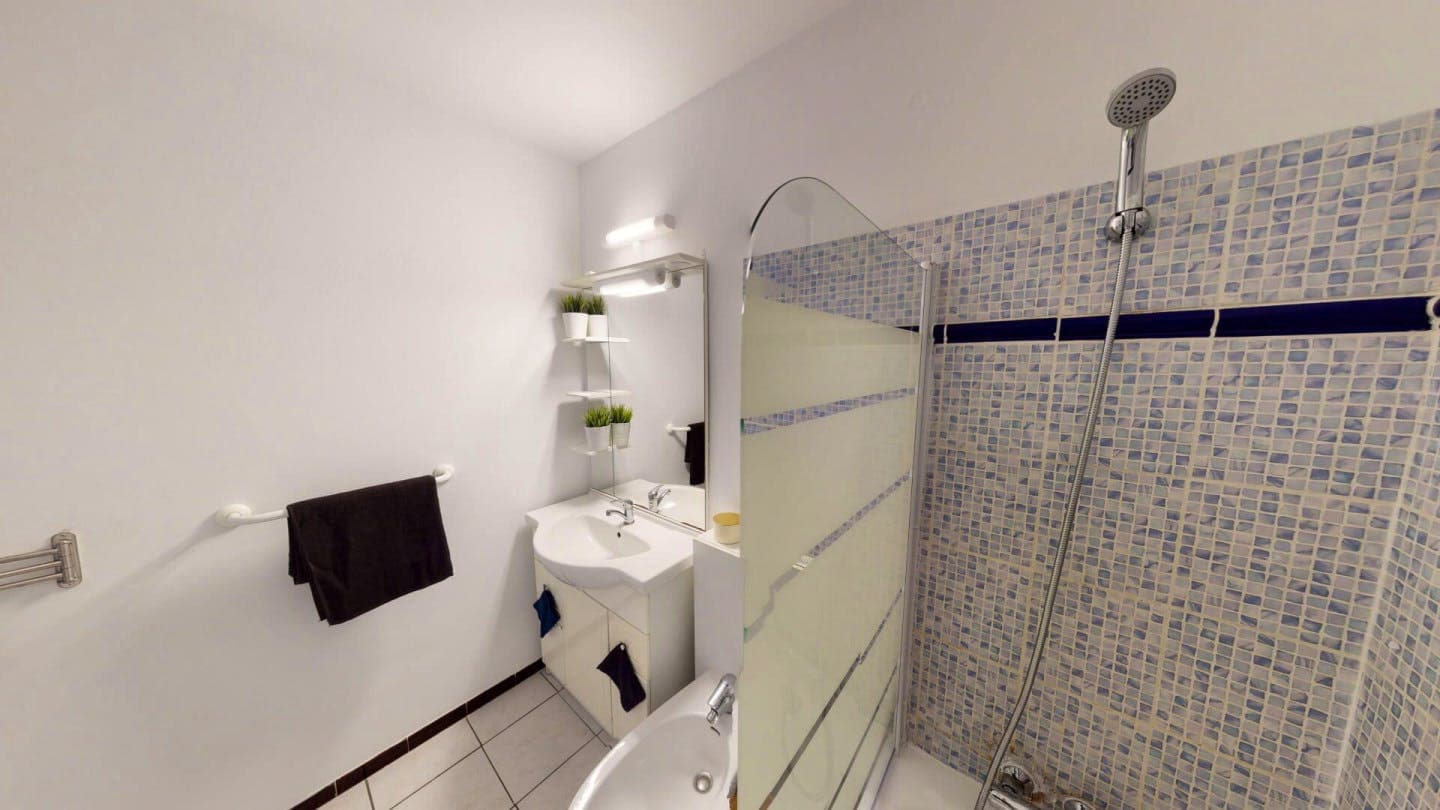 4-Bed Apartment on rue des Fontaines photo 1