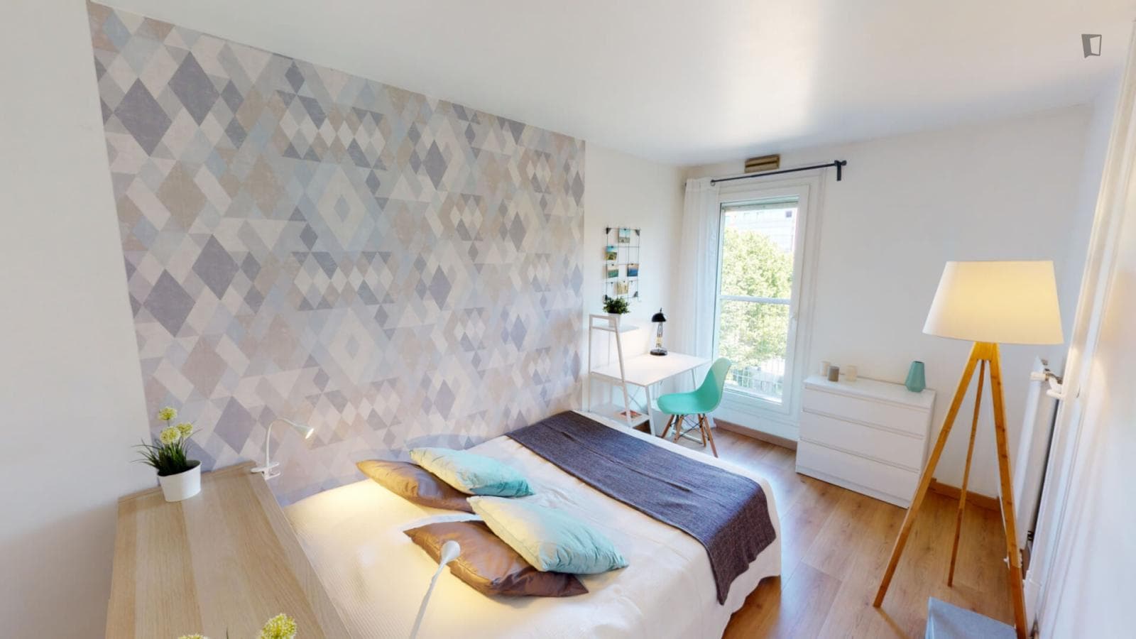 Smart double bedroom in a 4-Bedroom apartment, in Nanterre photo 1