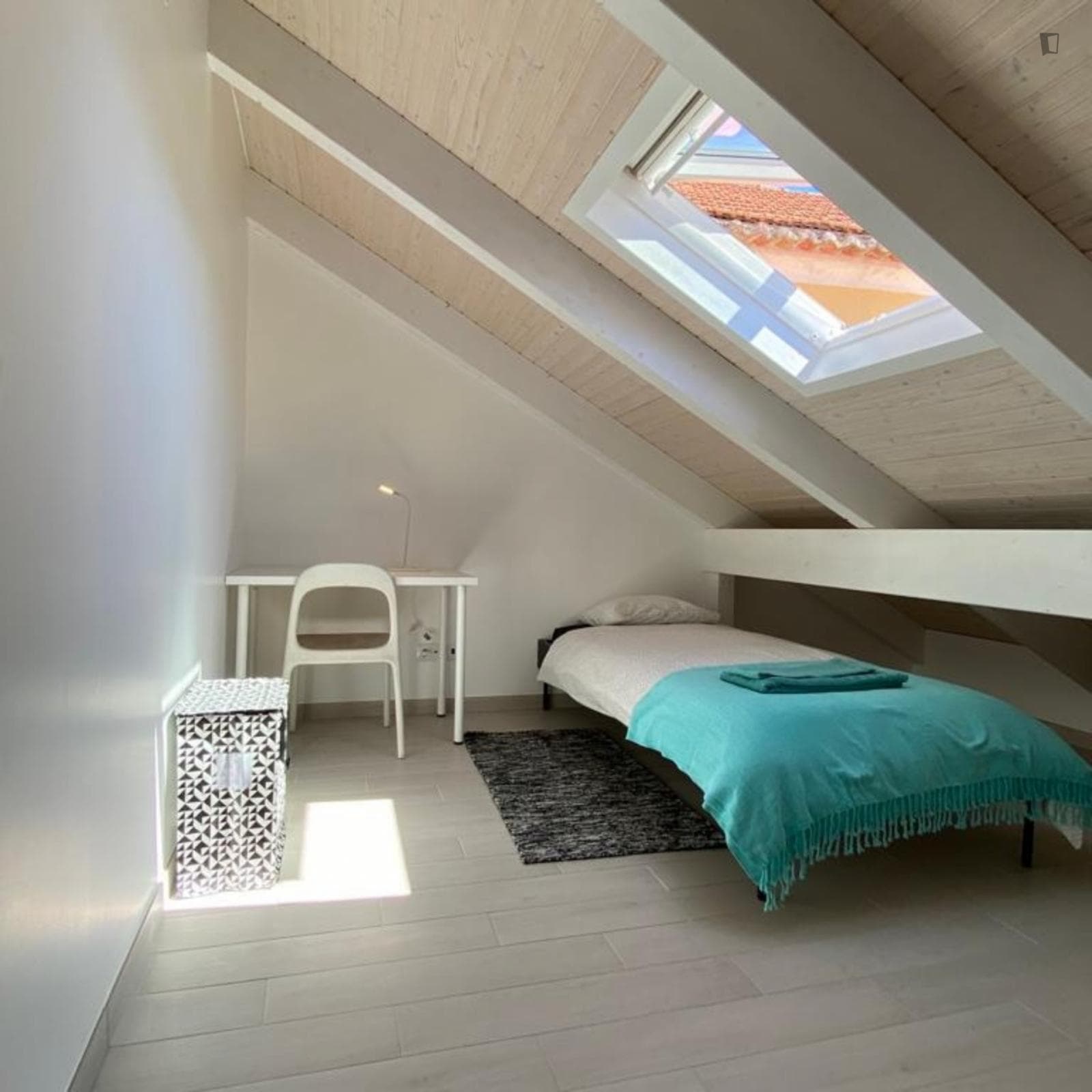 Sunny single bedroom in a student house photo 1