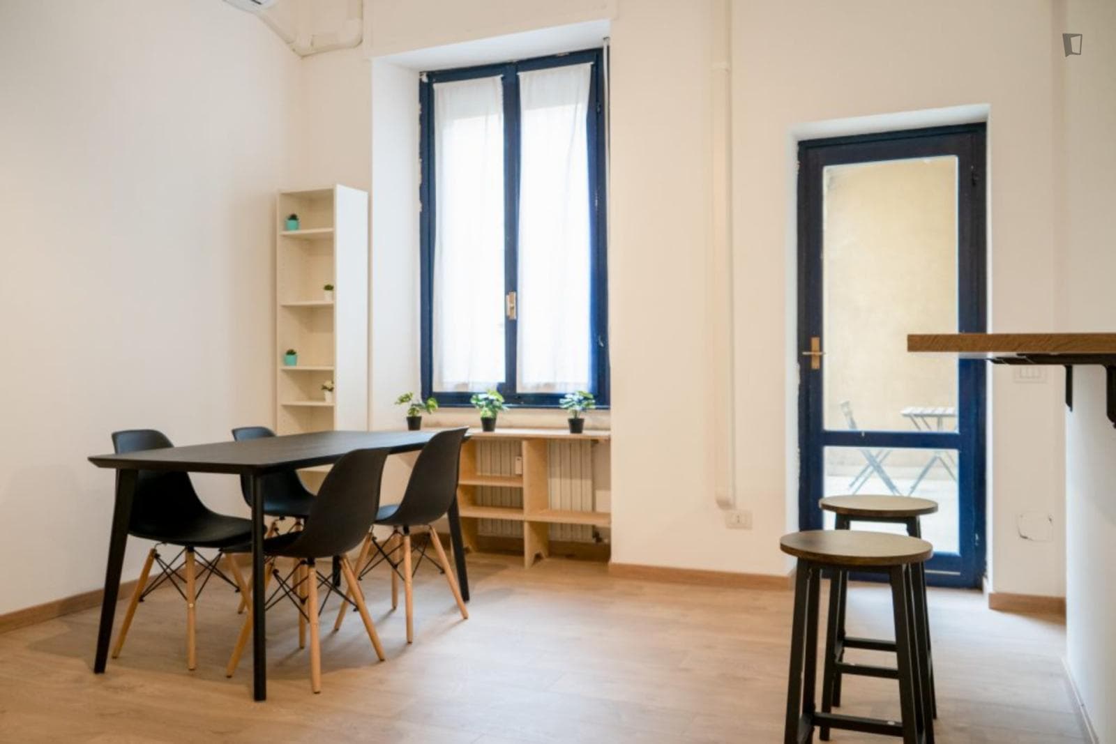 Bright 1-bedroom apartment with balcony on Corso Buenos Aires photo 1