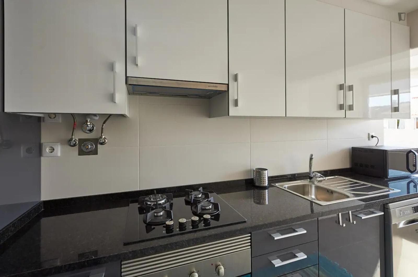 Elegant 3 Bedroom Apartment close to Nova School of Business and Economics photo 1