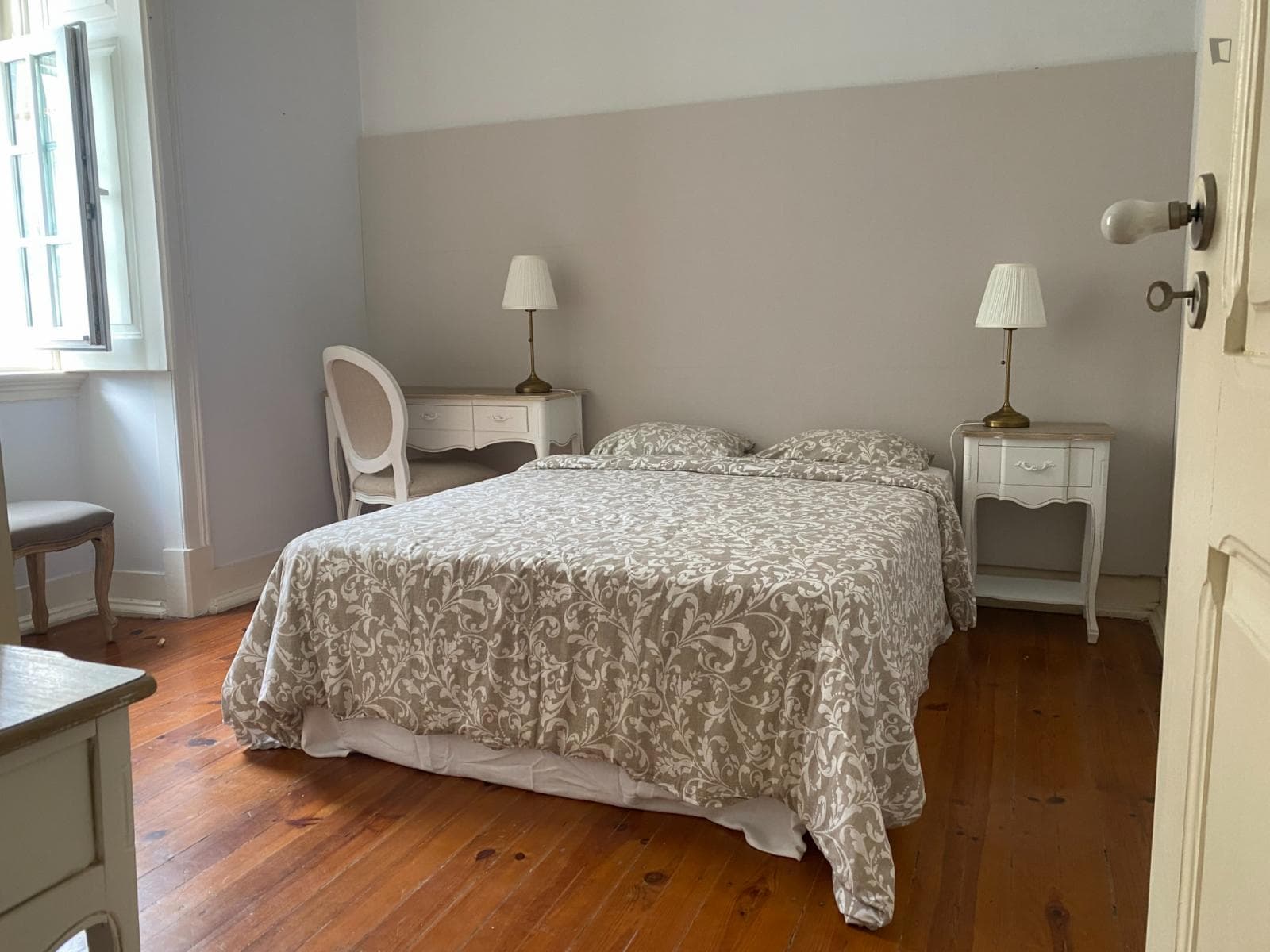 Charming single bedroom in a 3-bedroom flat photo 1