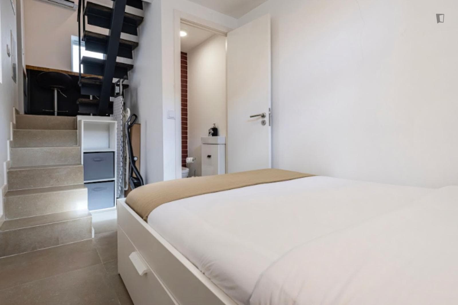 Lovely studio in well-connected Alcântara photo 1