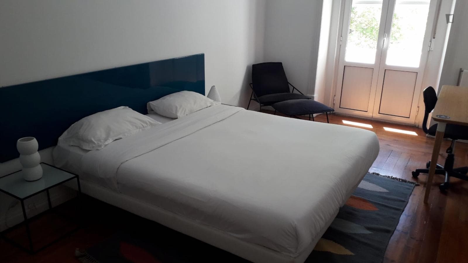 Comfy double bedroom in a 6-bedroom flat photo 1
