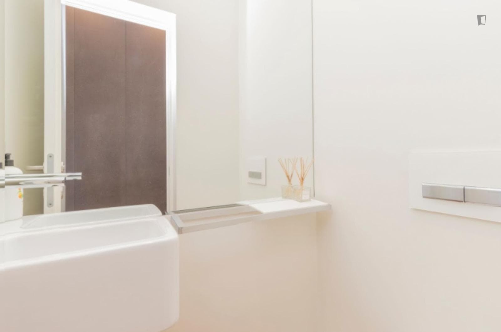 Appealing 4-bedroom apartment in Alameda photo 1