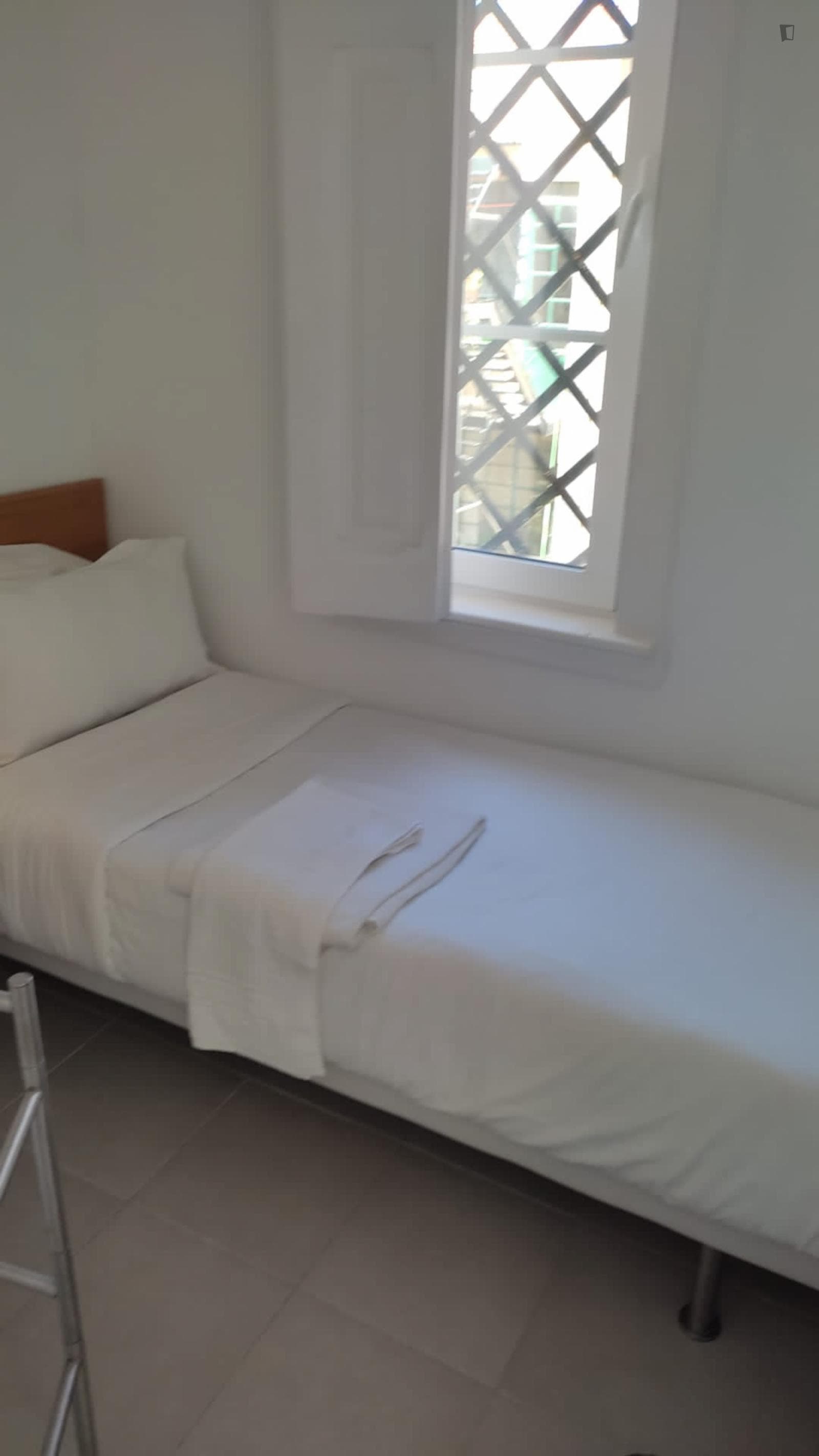 Pleasant single bedroom next to Praça de Espanha metro photo 1