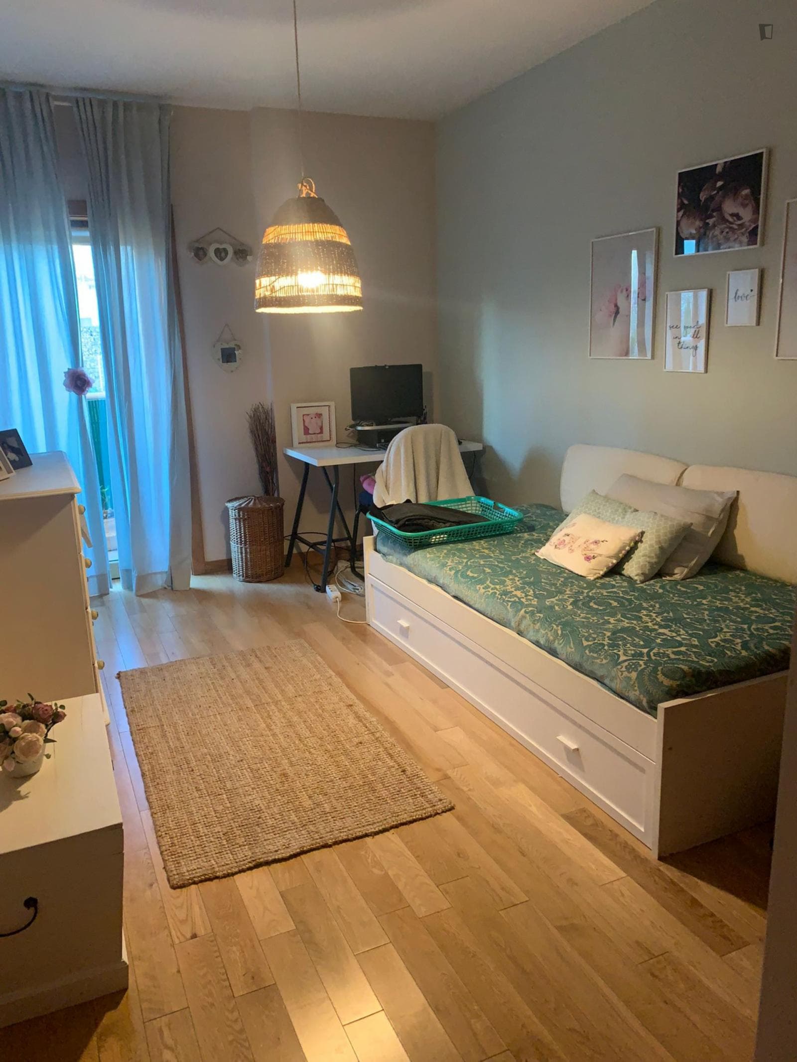 Sunny and cosy single bedroom photo 1