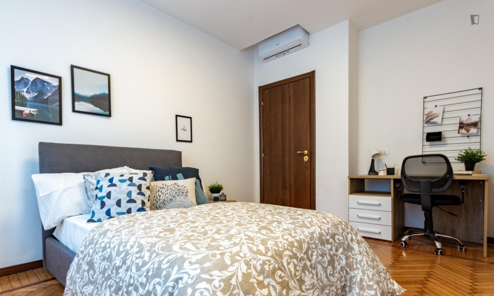 Elegant 4 bedroom apartment near Metro Bande Nere photo 1