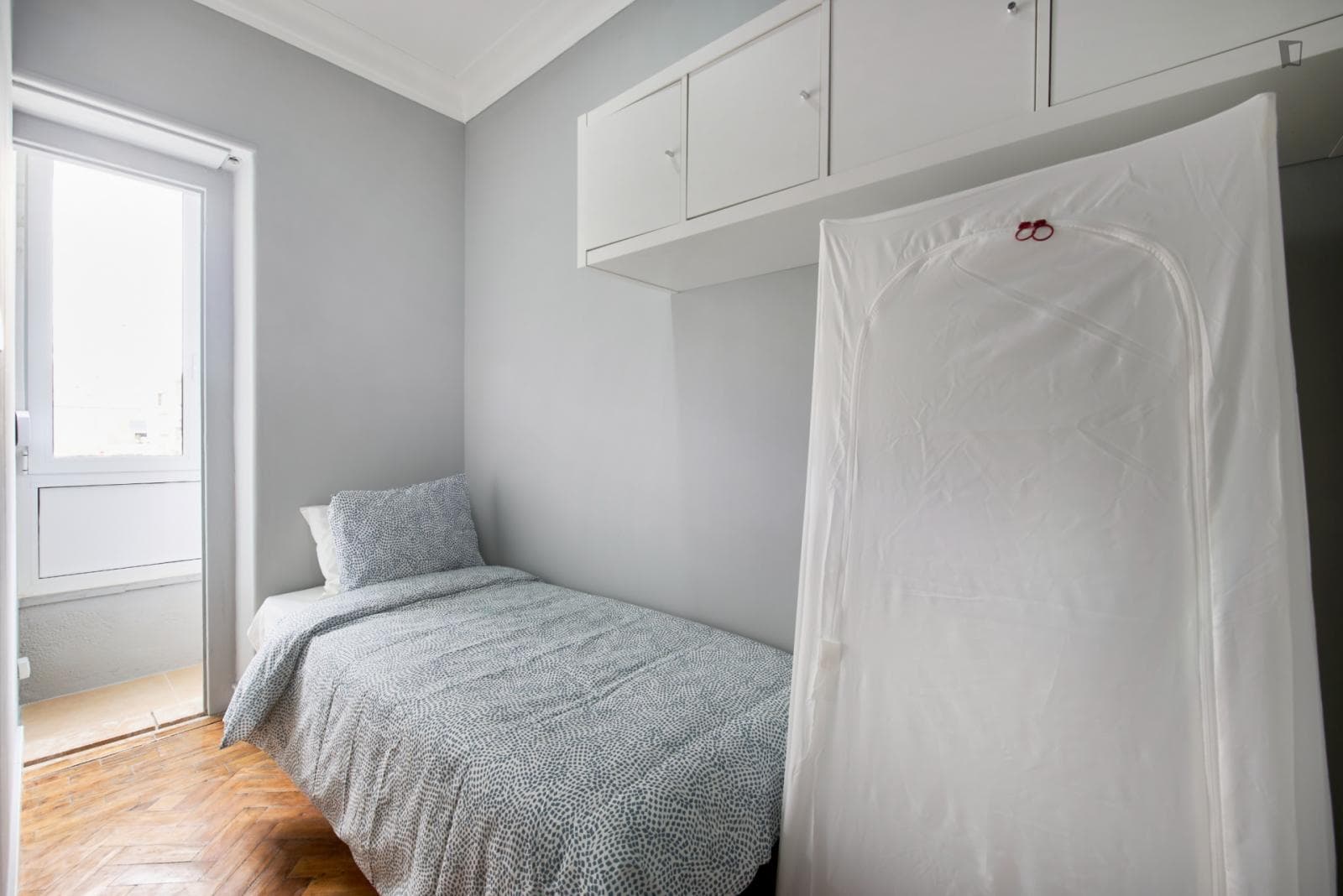 Comfy single bedroom in Amadora photo 1