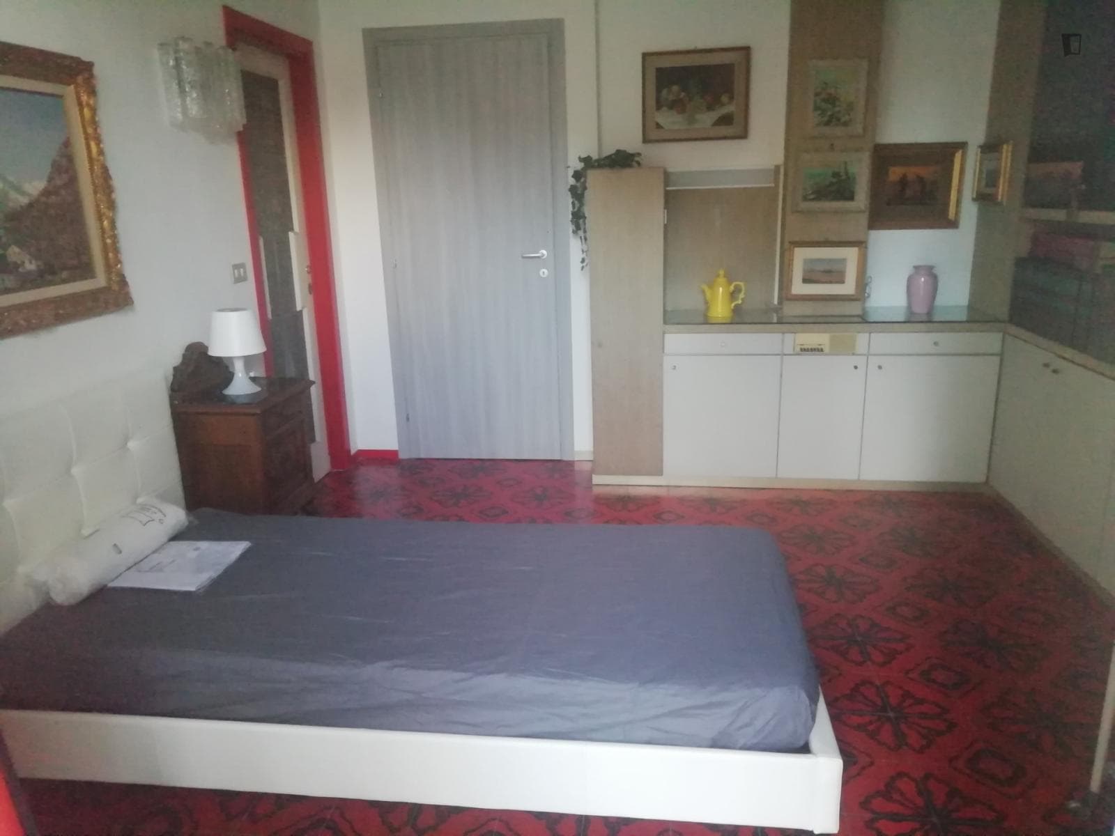 Single bedroom, with balcony, in 5-bedroom apartment photo 1