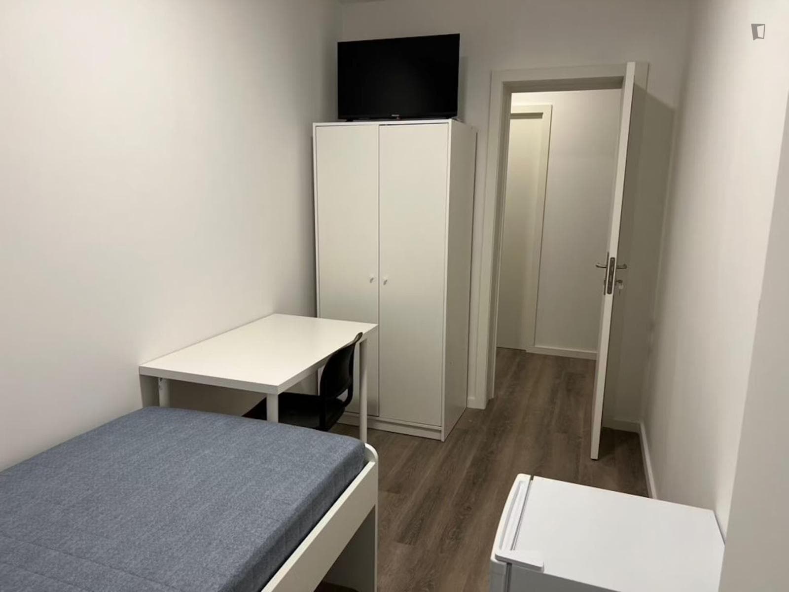 Great single bedroom in a 8-bedroom flat photo 1