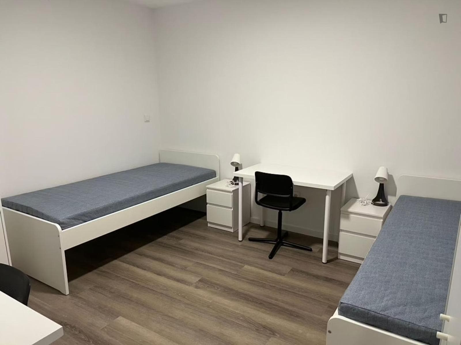 Beautiful twin bedroom photo 1