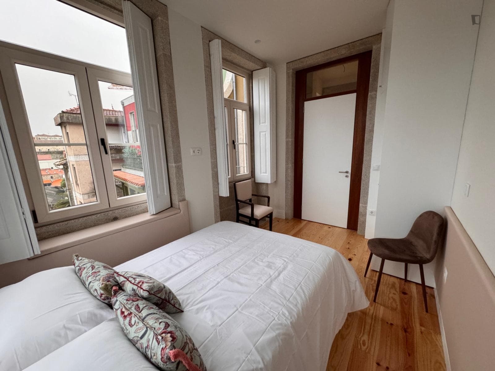 Bright 1-bedroom flat next to Jardins do Palácio de Cristal photo 1