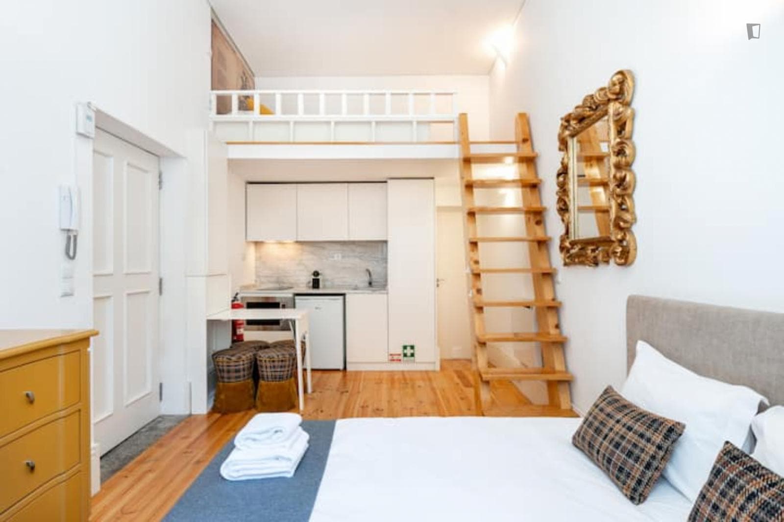 Cozy studio with capacity for 4 people close to the amazing garden of Praça da República photo 1