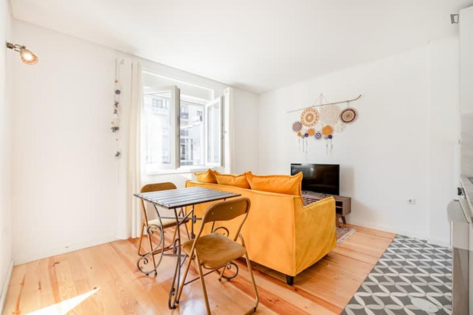 Pleasant 1-bedroom flat in residential area near the Campanhã train station photo 1