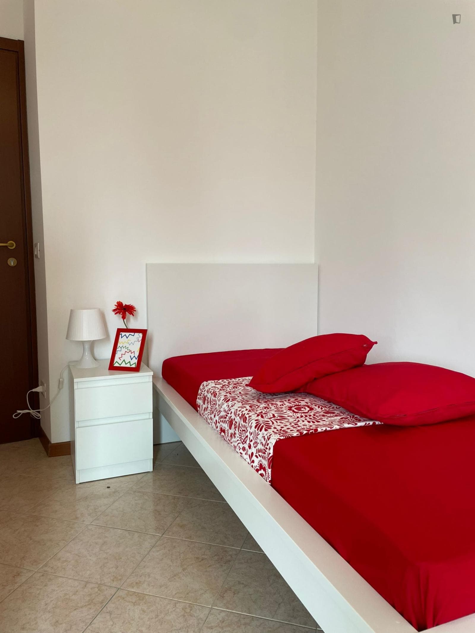 Single bedroom in a 6-bedroom flat near Parco delle Delizie photo 1