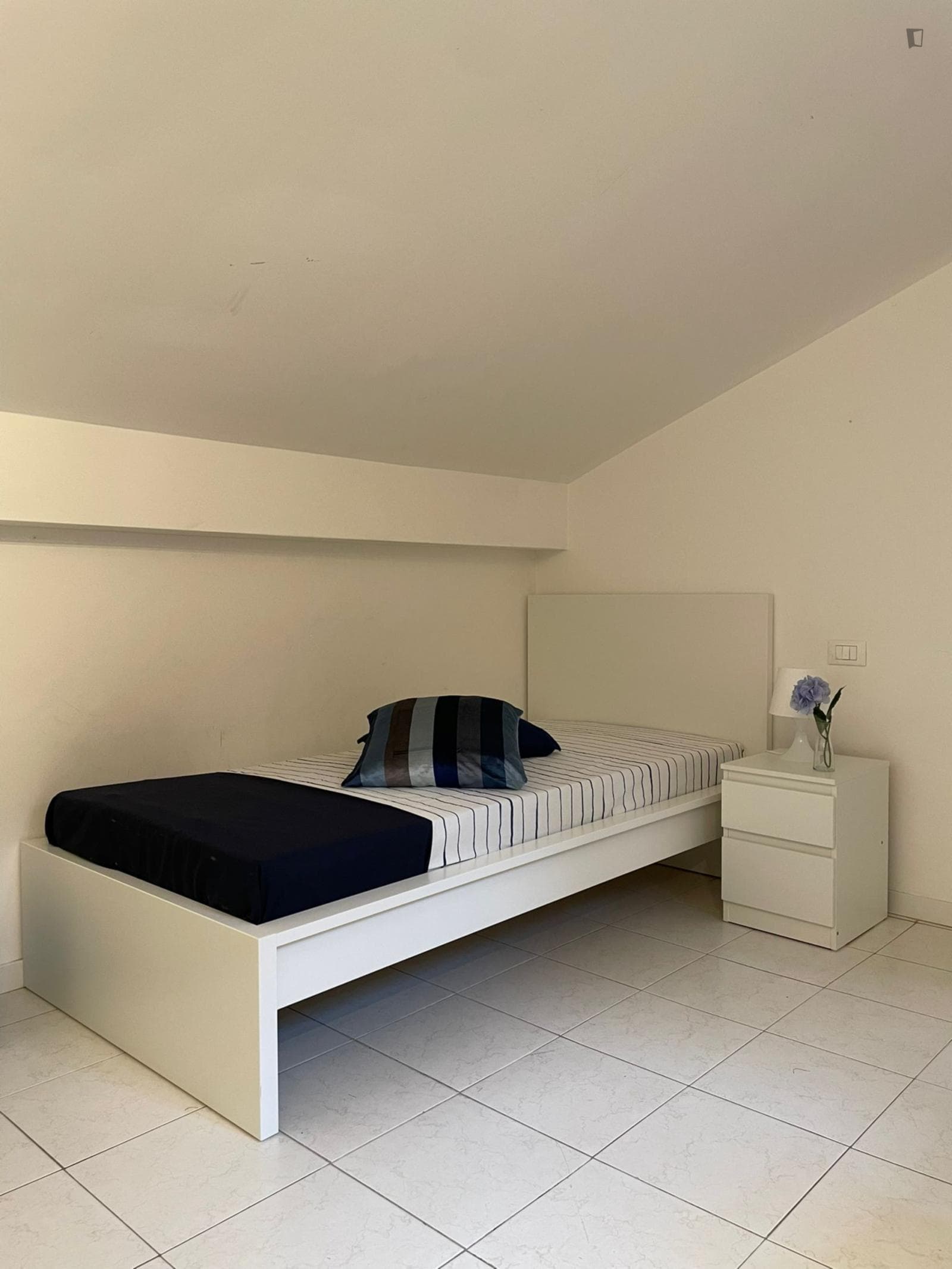 Single bedroom in a 6-bedroom flat near Gelsomini metro station photo 1