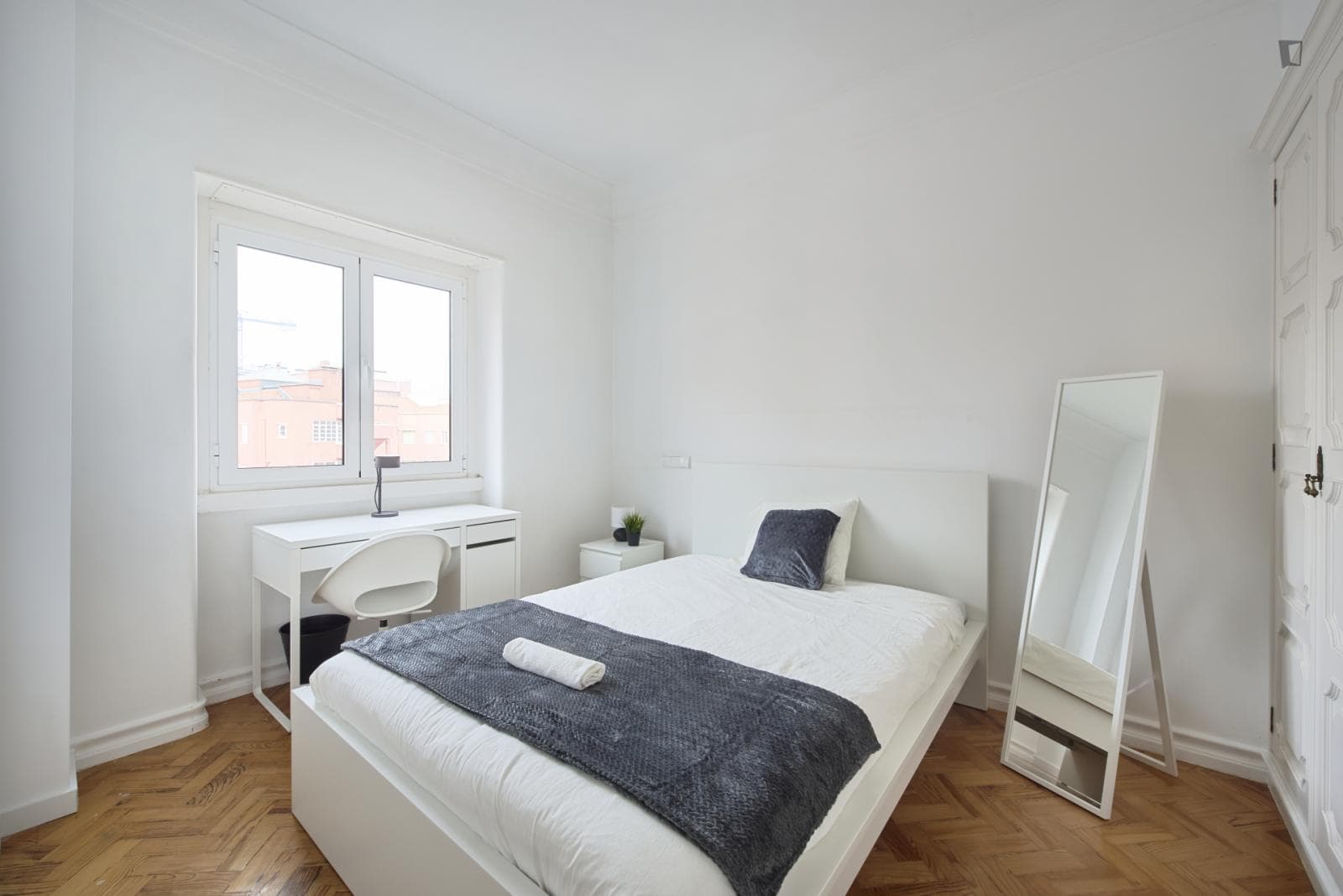 Spacious double bedroom in a 9-bedroom apartment photo 1