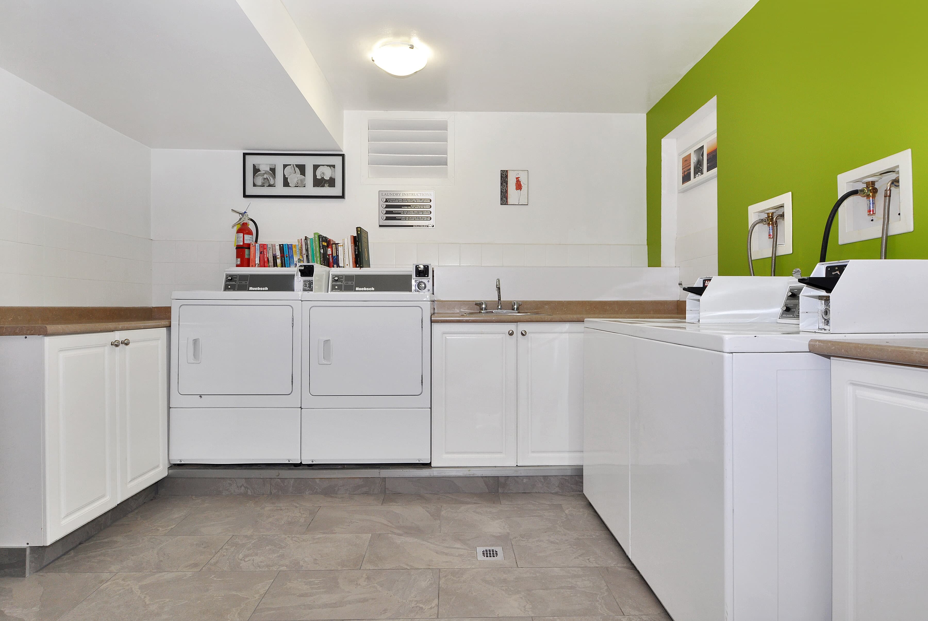 1461 Harwood photo 1