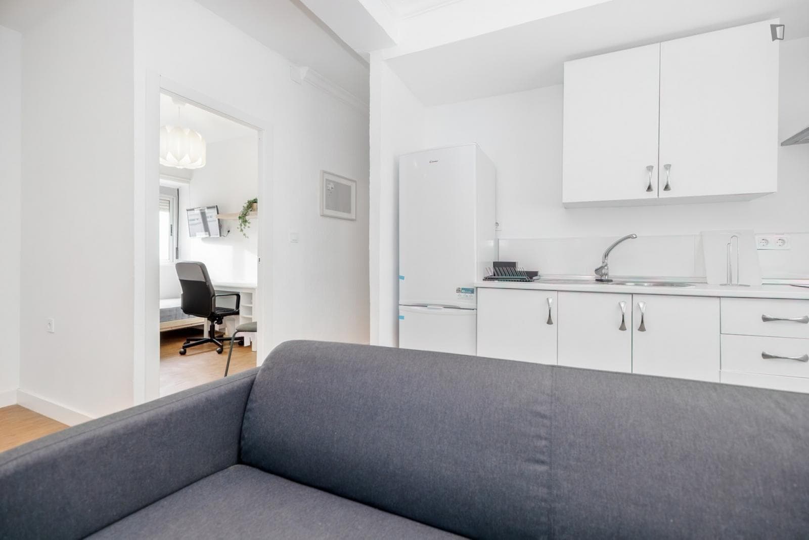 Great looking single bedroom with balcony photo 1