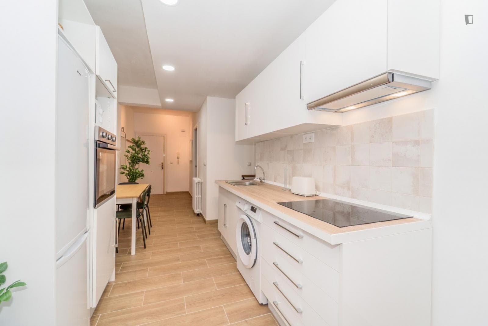 Great looking single bedroom in a property with balcony photo 1