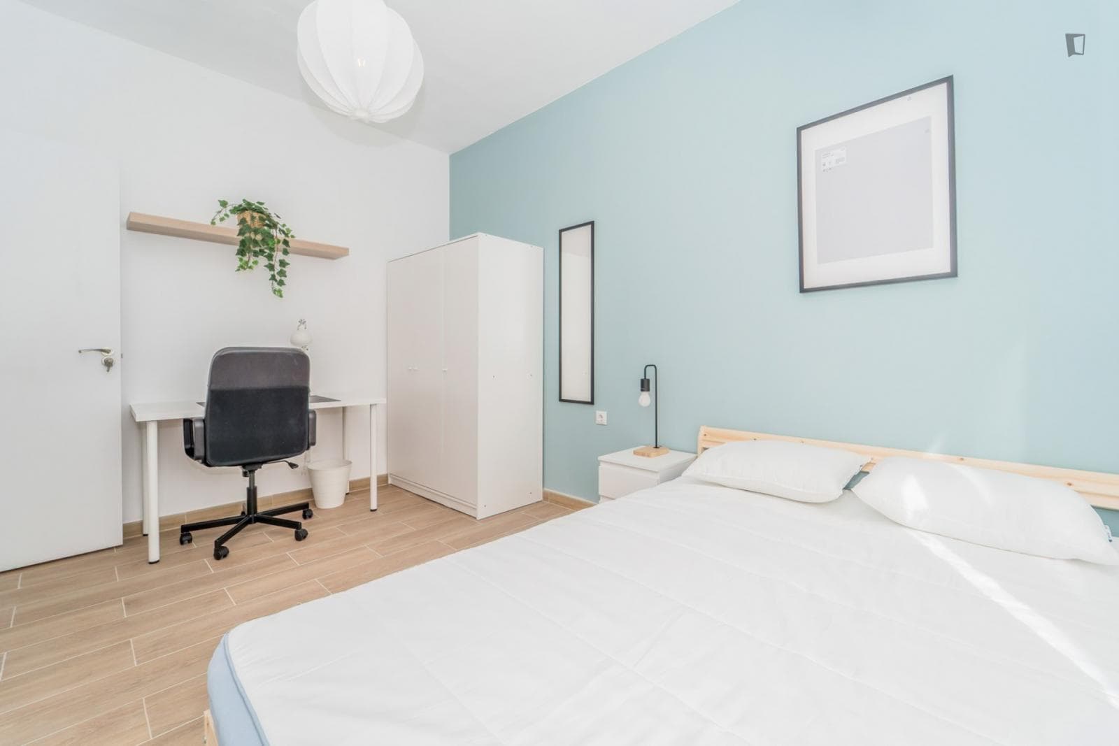 Attractive single bedroom in a property with balcony photo 1